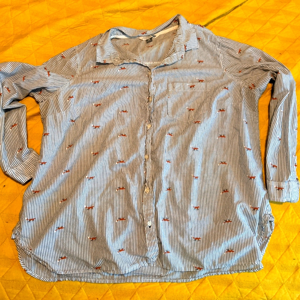 Old Navy // Pin stripe fox button down